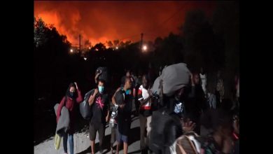 صورة السلطات اليونانية تتهم مهاجرين بـ”إحراق” مخيم موريا