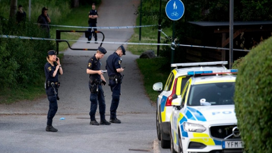 صورة متطرف دنماركي يحرق القرآن الكريم في ستوكهولم.. والشرطة تبحث عنه