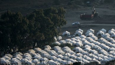 صورة اليونان تبني مخيماً جديداً للمهاجرين في جزيرة ليسبوس