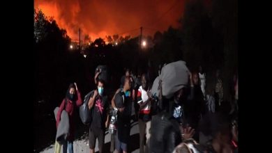 صورة اليونان توجه تهمة الحرق العمد لمخيم “موريا” ضد 4 مهاجرين أفغان