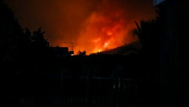 صورة بعد “موريا”.. حريق قرب مخيم للاجئين في جزيرة “ساموس”