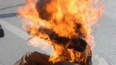 صورة أوكرنيا.. رجل يضرم النار بنفسه أمام مكتب للتوظيف