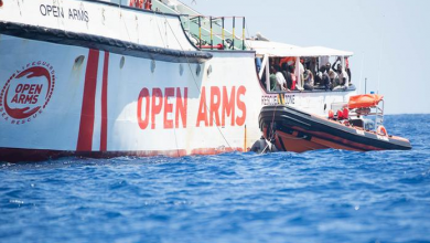صورة سفينة “أوبن آرمز” الإسبانية تنقذ عشرات المهاجرين قبالة سواحل ليبيا