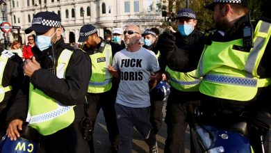 صورة شرطة لندن تفرق مظاهرة ضد قيود العزل