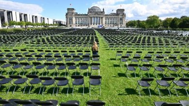 صورة للمطالبة بقبول اللاجئين .. وضع 13 ألف كرسي أمام “البوندستاغ” في برلين