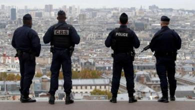 صورة القبض على رجل هدد أفراد الشرطة بسكينين في باريس