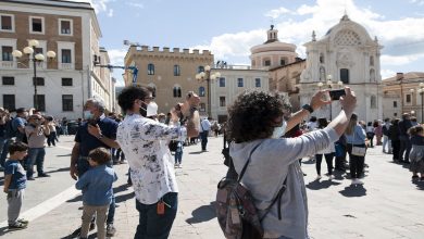 صورة إجراء تحذيري.. عالم إيطالي: لا فائدة من الكمامات في الهواء الطلق