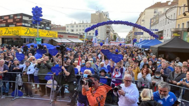 صورة حزب نمساوي متطرف يقيم مهرجانا انتخابيا بدون كمامات