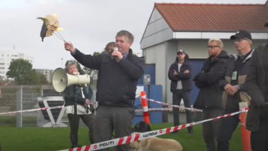 صورة زعيم دنماركي متطرف يحرق نسخا من القرآن الكريم (فيديو)