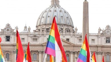 صورة لا يقلب العقيدة.. الفاتيكان ينفي انفتاح البابا على زواج المثليين