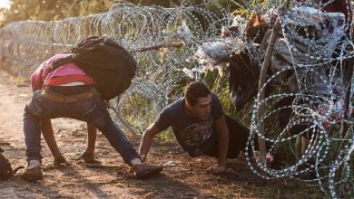 صورة يعامل اللاجئين كـ”طرود”.. شبكة حقوقية تنتقد ميثاق الهجرة الجديد