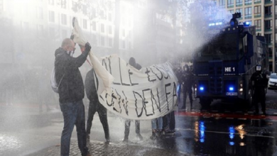 صورة الشرطة الألمانية تفرق مظاهرة ضد قيود كورونا في “فرانكفورت”