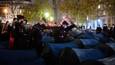 صورة الشرطة تستخدم القوة وغاز الدموع لإخلاء مخيم للمهاجرين وسط باريس