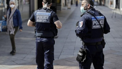 صورة اعتقال رجل يحمل “ساطورا” وسط باريس
