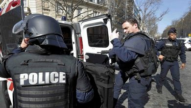 صورة القبض على 7 أشخاص بتهمة بيع شهادات كورونا مزورة في فرنسا