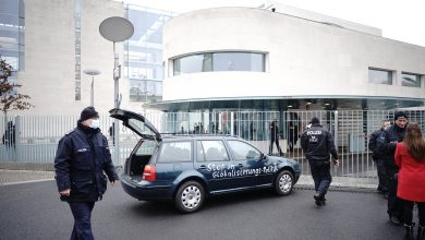 صورة أوقفوا العولمة.. سيارة تقتحم مقر المستشارية الألمانية في برلين