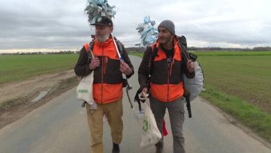 صورة بريطاني وفرنسي يسيران 800 كم لجمع الكمامات من الشوارع