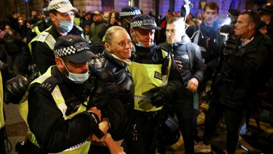 صورة بريطانيا.. اعتقال أكثر من 100 متظاهر احتجوا على قيود كورونا