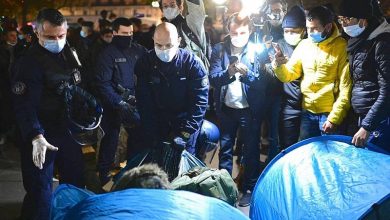 صورة “دارمانان” يؤكد دعمه لشرطة باريس في حادثة تفكيك مخيم للمهاجرين
