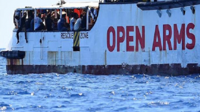 صورة سفينة “أوبن آرمز” الإنسانية تنقل مئات المهاجرين من المتوسط إلى صقلية