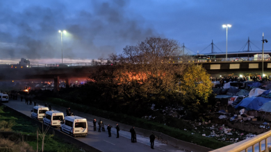 صورة يضم آلاف المهاجرين.. الشرطة الفرنسية تفكك بالقوة مخيما قرب باريس