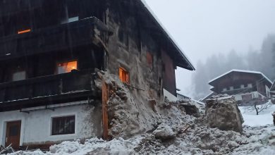 صورة الثلوج تجتاح النمسا.. انهيار جليدي يلحق أضراراً بالمنازل شرق “تيرول”