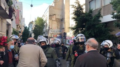 صورة الشرطة اليونانية تعتقل أكثر من 100 شخص خلال مظاهرات في أثينا