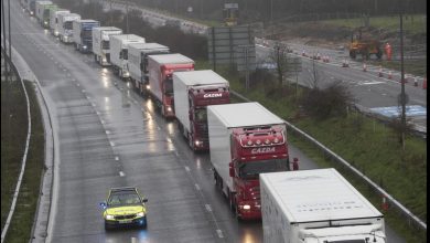 صورة أكثر من 10 آلاف شاحنة عالقة على الحدود الفرنسية – البريطانية