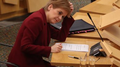 صورة بدون كمامة.. رئيسة وزراء اسكتلندا تعتذر لانتهاك “قواعد كورونا”