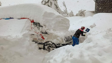 صورة الثلوج تعزل وتقطع الكهرباء عن آلاف المنازل في النمسا