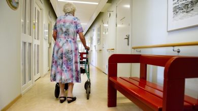 صورة تقرير: الحكومة السويدية تتحمل مسؤولية الإخفاق في حماية المسنين