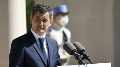 صورة وزير داخلية فرنسا يعلن طرد 66 أجنبيا “متطرفا”