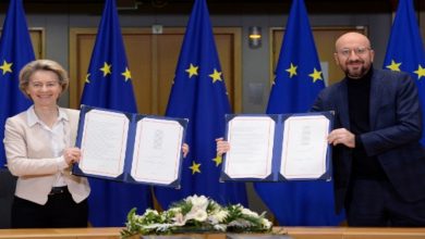 صورة رسمياً.. الاتحاد الأوروبي يوقع الاتفاق التجاري لمرحلة ما بعد “بريكست”