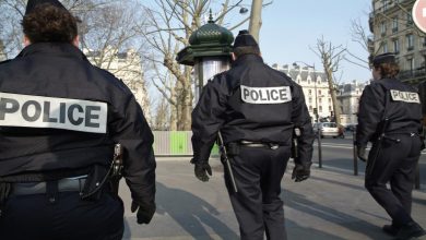 صورة الشرطة الفرنسية تعتقل خمسة أشخاص خالفوا قيود كورونا