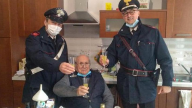 صورة شعر بالوحدة.. مُسن إيطالي يتصل بالشرطة لمشاركته الاحتفال بعيد الميلاد
