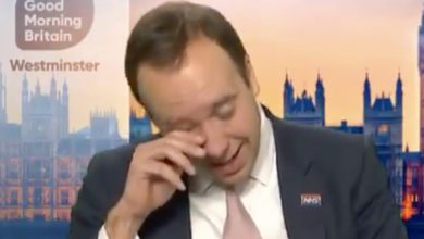 صورة وزير الصحة البريطاني يدخل في نوبة بكاء على الهواء