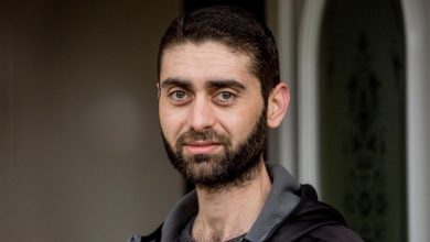 صورة طبيب سوري رُفض لجوؤه مرتين في بريطانيا.. وتطوع لإنقاذ مرضى كورونا .. ما قصته؟