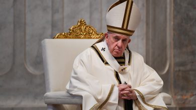 صورة البابا يسمح للنساء في الكنيسة بأدوار جديدة سعيا لمساواة أكبر