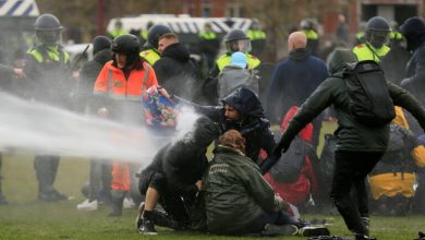 صورة أول حظر تجول في هولندا منذ الحرب العالمية الثانية يُواجه بمظاهرات صاخبة