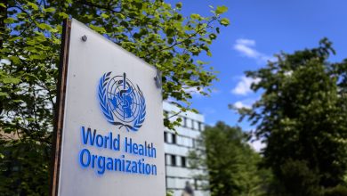صورة منظمة الصحة العالمية تعارض طلب شهادة تلقيح كشرط للسفر الدولي