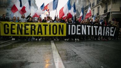 صورة تجمع يميني متطرف يقوم بأنشطة لمنع وصول المهاجرين إلى فرنسا