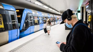 صورة ارتداء الكمامة أصبح شبه إجباري في وسائل النقل العامة بالسويد