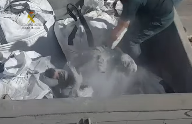 مهاجر في حالة خوف بعد العثور عليه من قبل الشرطة الإسبانية في حاوية نفايات