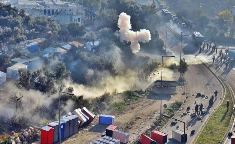 صورة أرشيفية لاندلاع حريق في مخيم باليونان الخريف الماضي