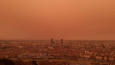 صورة “ظاهرة نادرة”.. غبار الصحراء يغطي سماء جنوب وشرق فرنسا