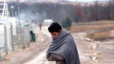 صورة رغم نقص الأماكن.. البوسنة تنقل 200 مهاجر إلى مخيم “سيء الصيت”