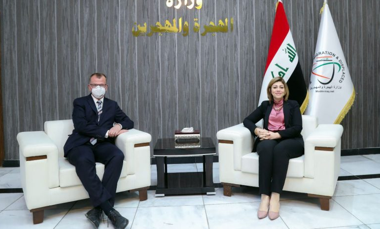 وزيرة الهجرة والمهجرين العراقية خلال لقائها مع السفير الألماني في بغداد اليوم الأربعاء
