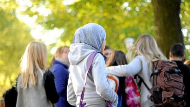 صورة أعضاء في حزب سويدي يطالبون بحظر الحجاب في المدارس الابتدائية
