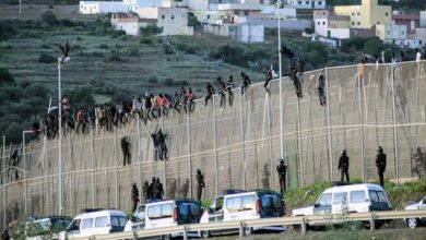 صورة إسبانيا.. عشرات المهاجرين يعبرون السياج الفاصل بين المغرب ومليلية