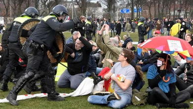 صورة عشية الانتخابات.. مواجهات بين الشرطة الهولندية ومحتجين ضد الإغلاق